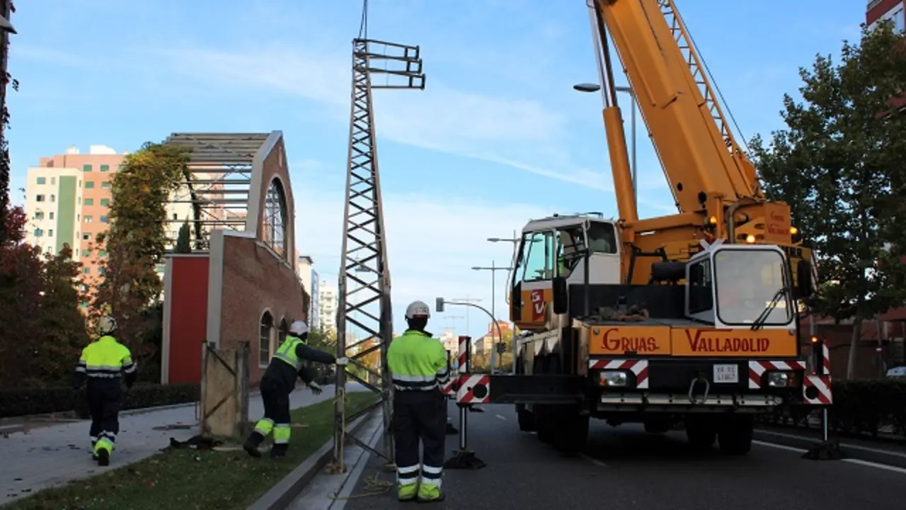 Desmontaje y retirada de las torres el&eacute;ctricas del Paseo Arco de Ladrillo | Valladolid Plural