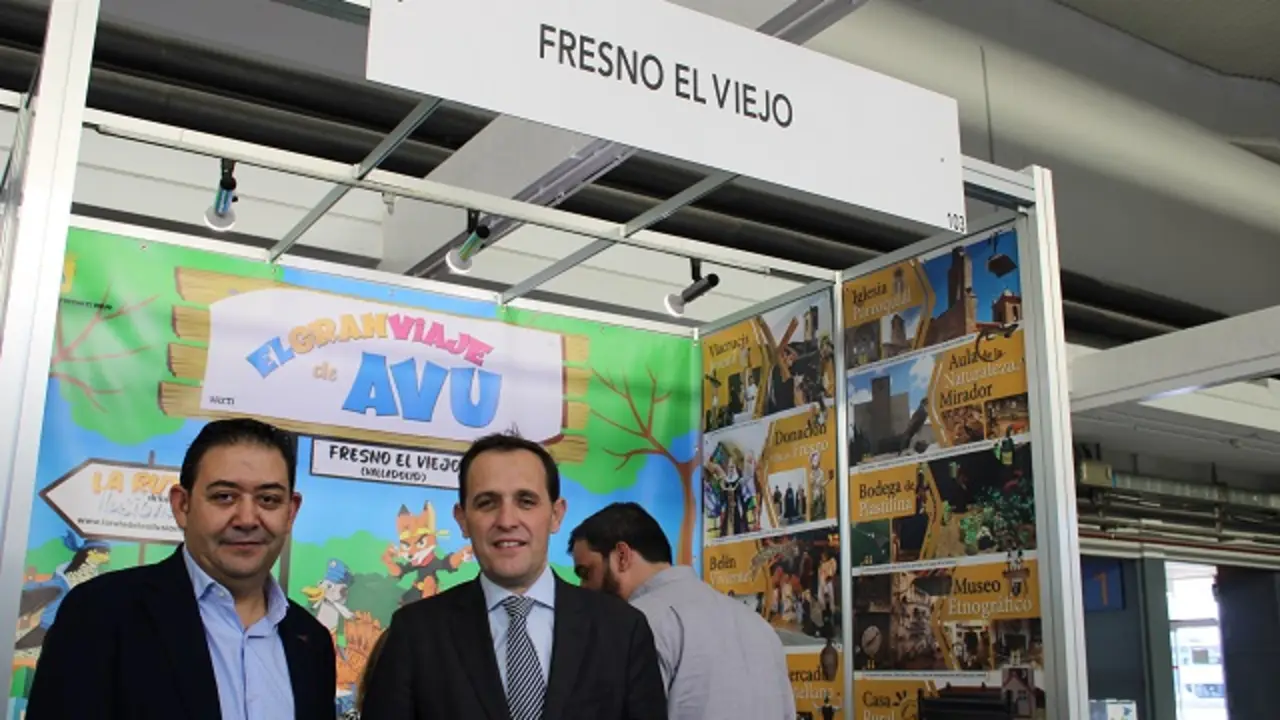 El alcalde de Fresno el Viejo junto al presidente de la Diputaci&oacute;n de Valladolid en el stand de la localidad | Valladolid Plural