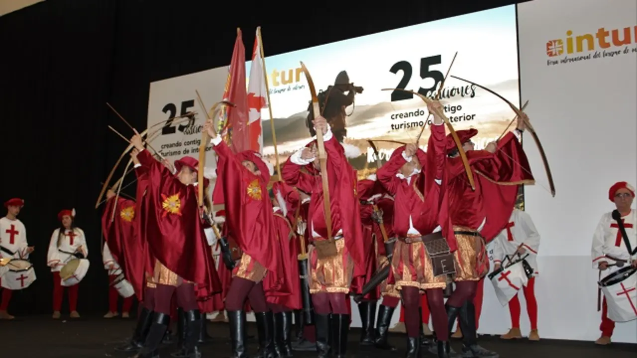 Exhibici&oacute;n de los arqueros de Corps de Medina en INTUR 2022 | Valladolid Plural