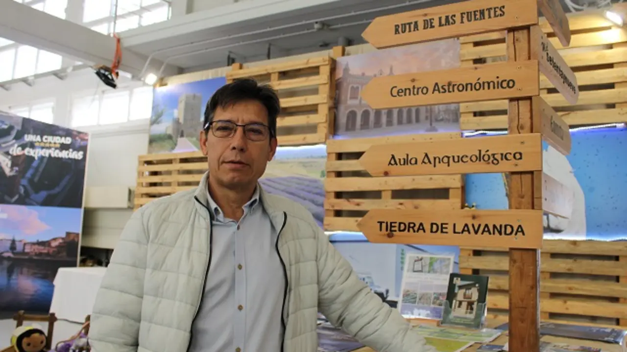El alcalde de Tiedra, Nunilo Gato, en el stand de INTUR | Valladolid Plural