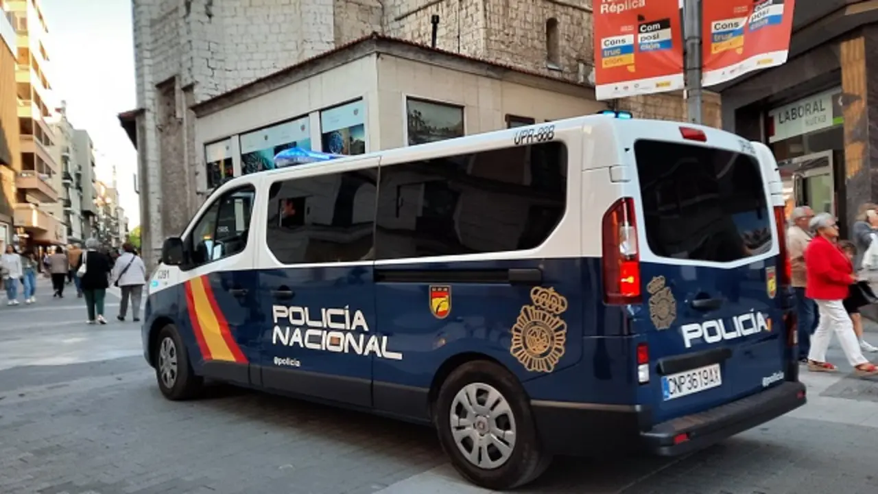 Furg&oacute;n de la Polic&iacute;a Nacional en la calle Santiago | Valladolid Plural