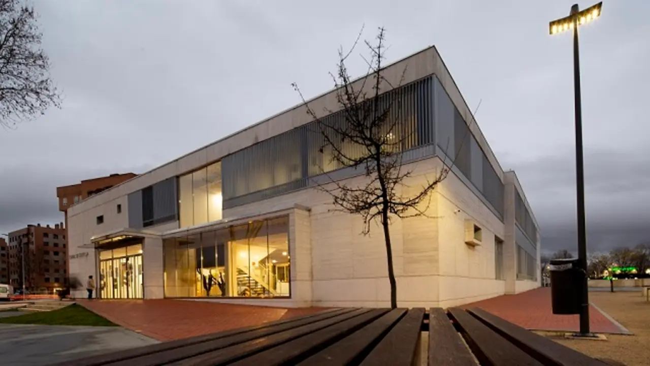 Centro c&iacute;vico Canal de Castilla. Exterior. Fachada.