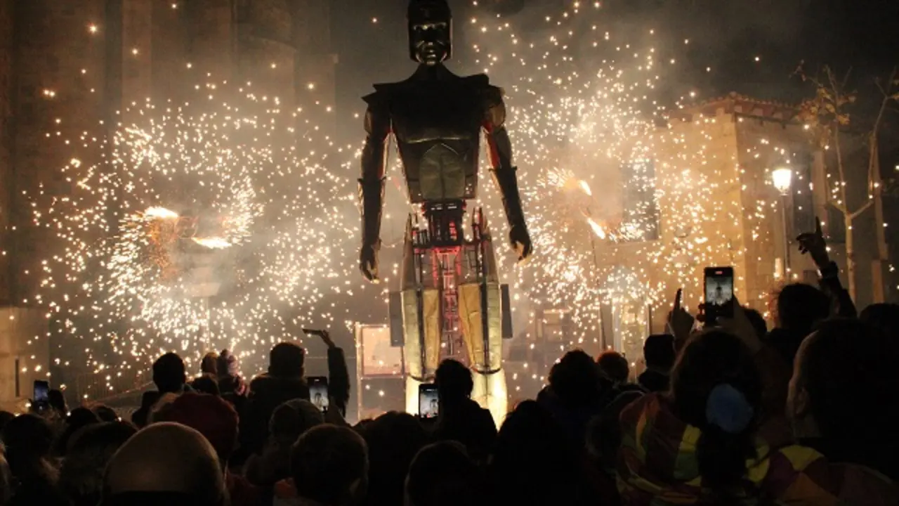 Espect&aacute;culo de fuego de 'Aquiles' para dar la bienvenida a la Navidad en Cigales | Valladolid Plural