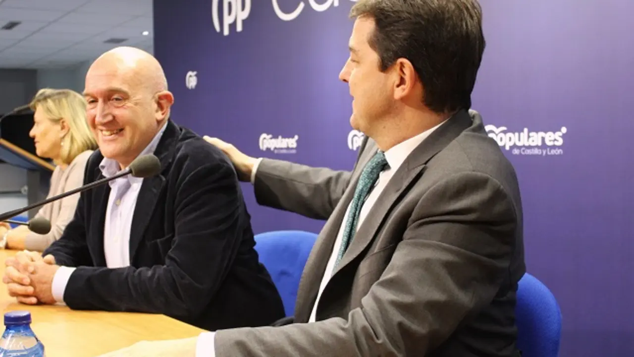 Fern&aacute;ndez Ma&ntilde;ueco y Jes&uacute;s Julio Carnero durante la presentaci&oacute;n de la candidatura | Valladolid Plural