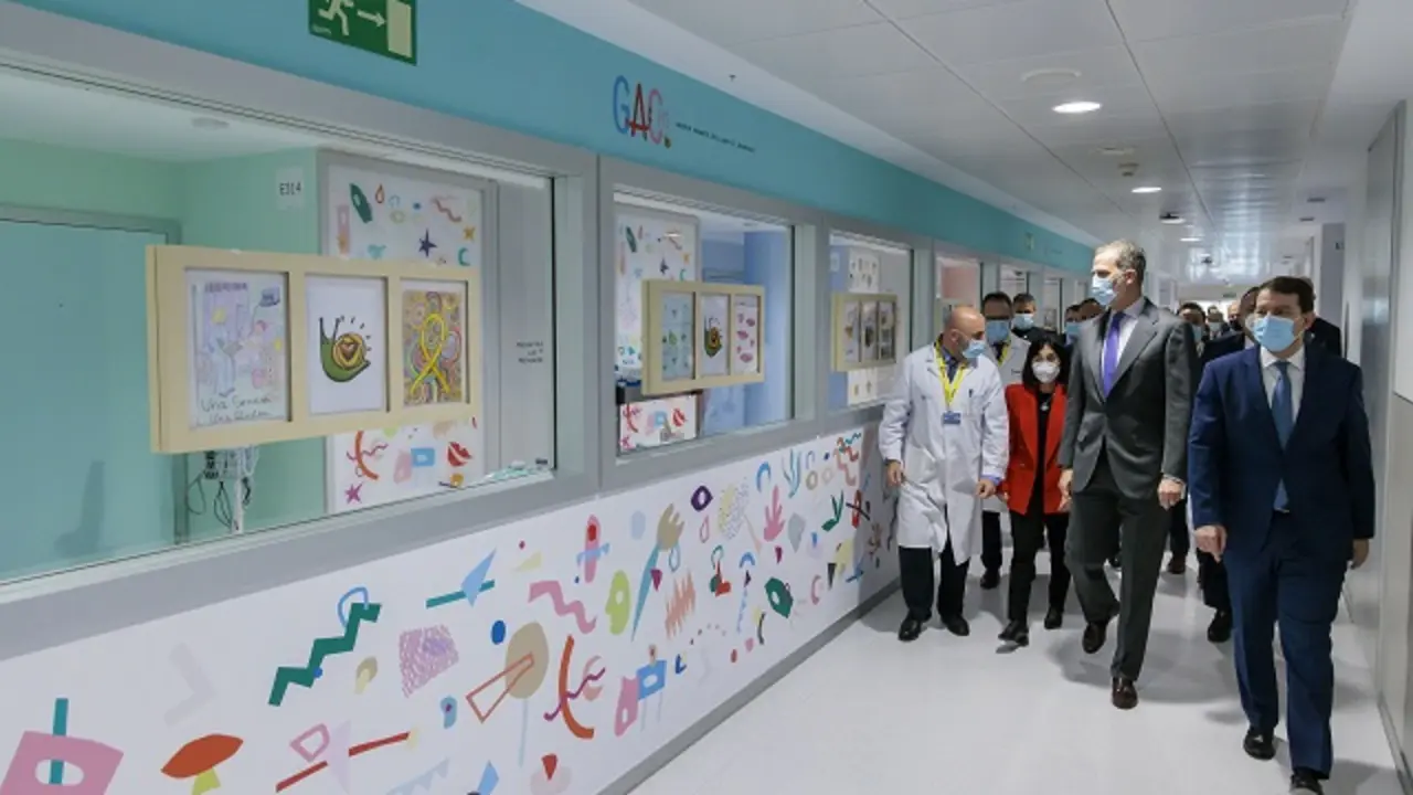 Ma&ntilde;ueco junto al Rey en la visita al nuevo edificio del Hospital de Salamanca