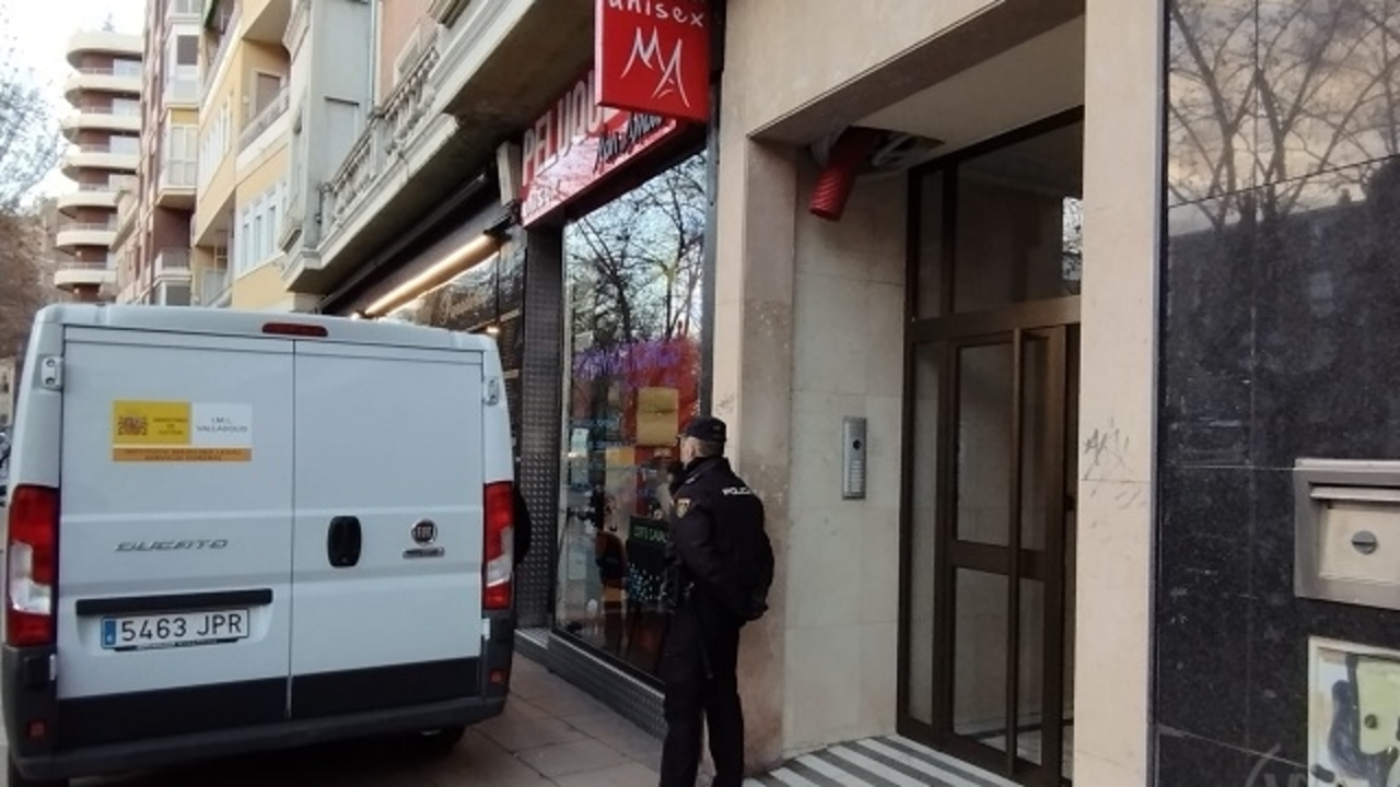 Portal del piso donde han sido apu&ntilde;aladas madre e hija en el Paseo Zorrilla | Valladolid Plural
