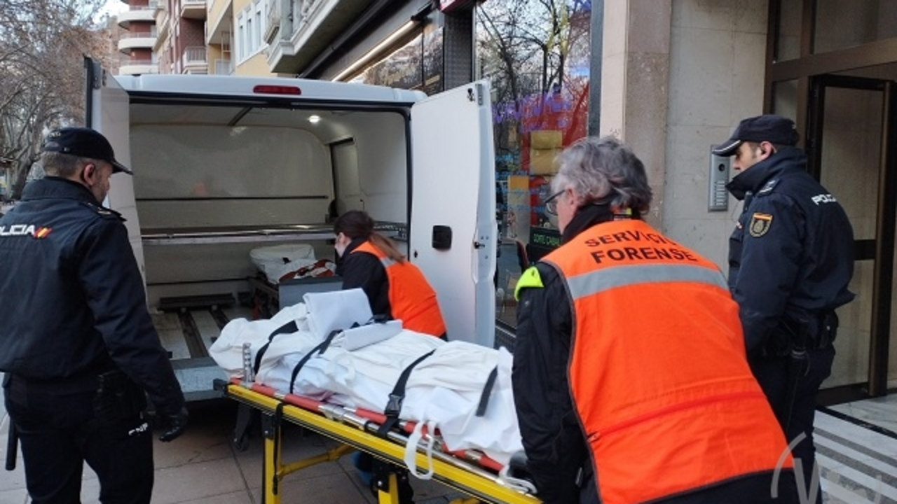 Levantamiento de los cad&aacute;veres de la madre e hija en el Paseo Zorrilla | Valladolid Plural