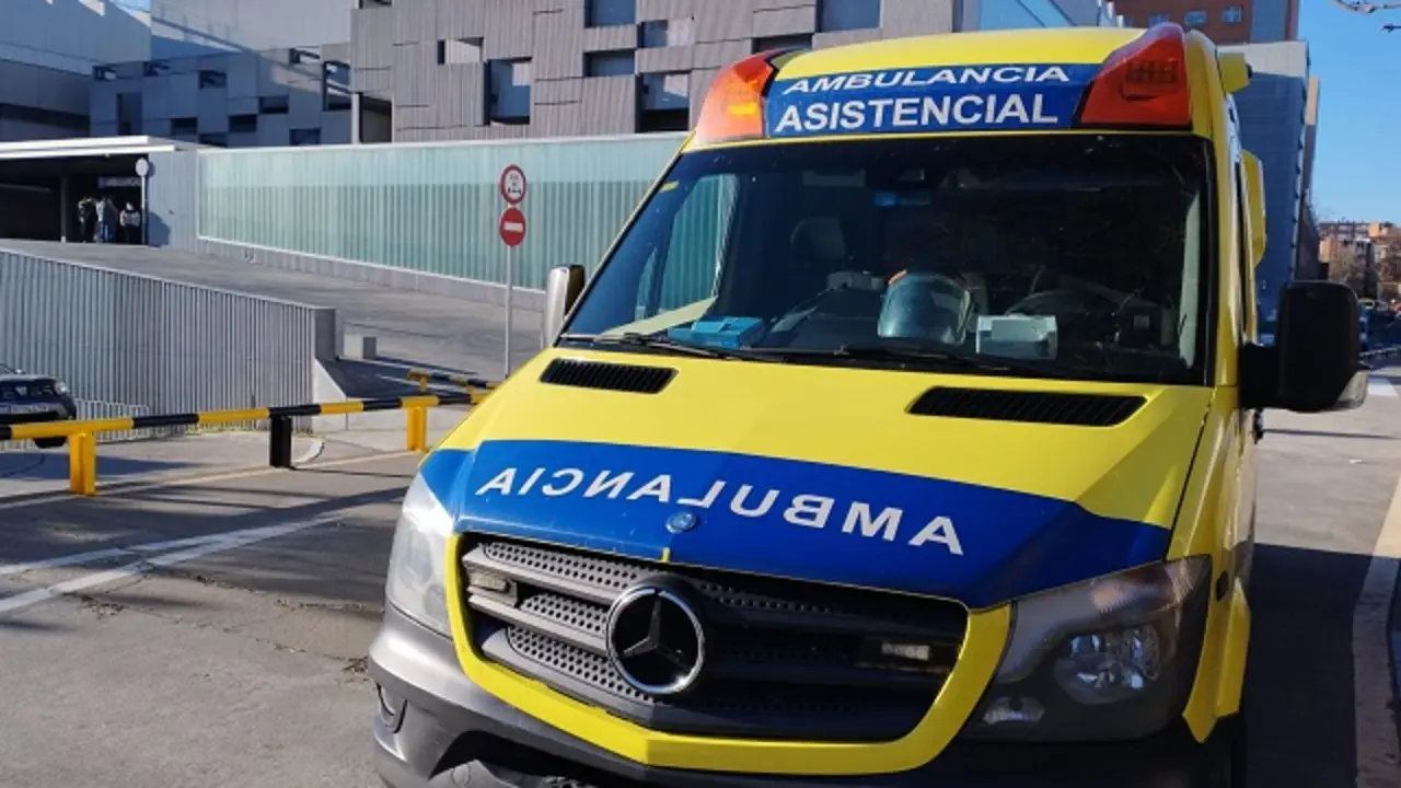 Ambulancia en las inmediaciones del Hospital Cl&iacute;nico | Valladolid Plural