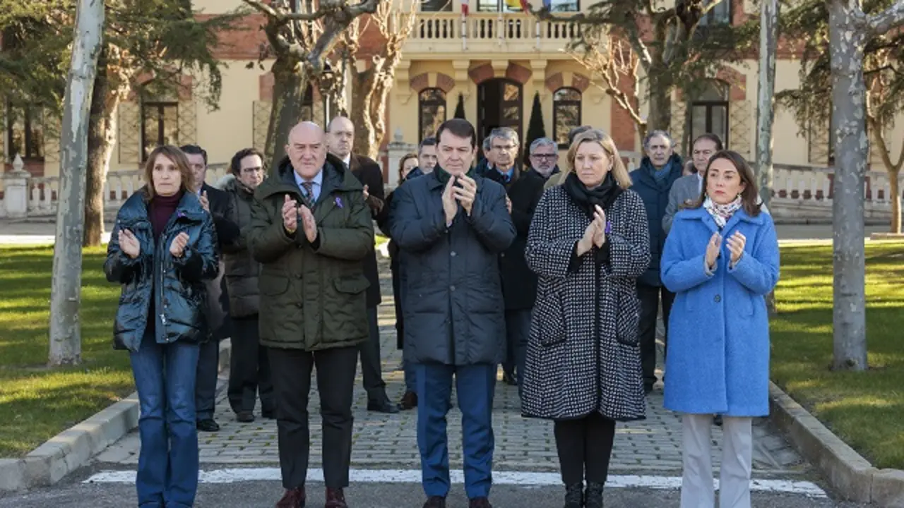 Minuto de silencio en la sede de la Presidencia de la Junta de Castilla y Le&oacute;n en Valladolid