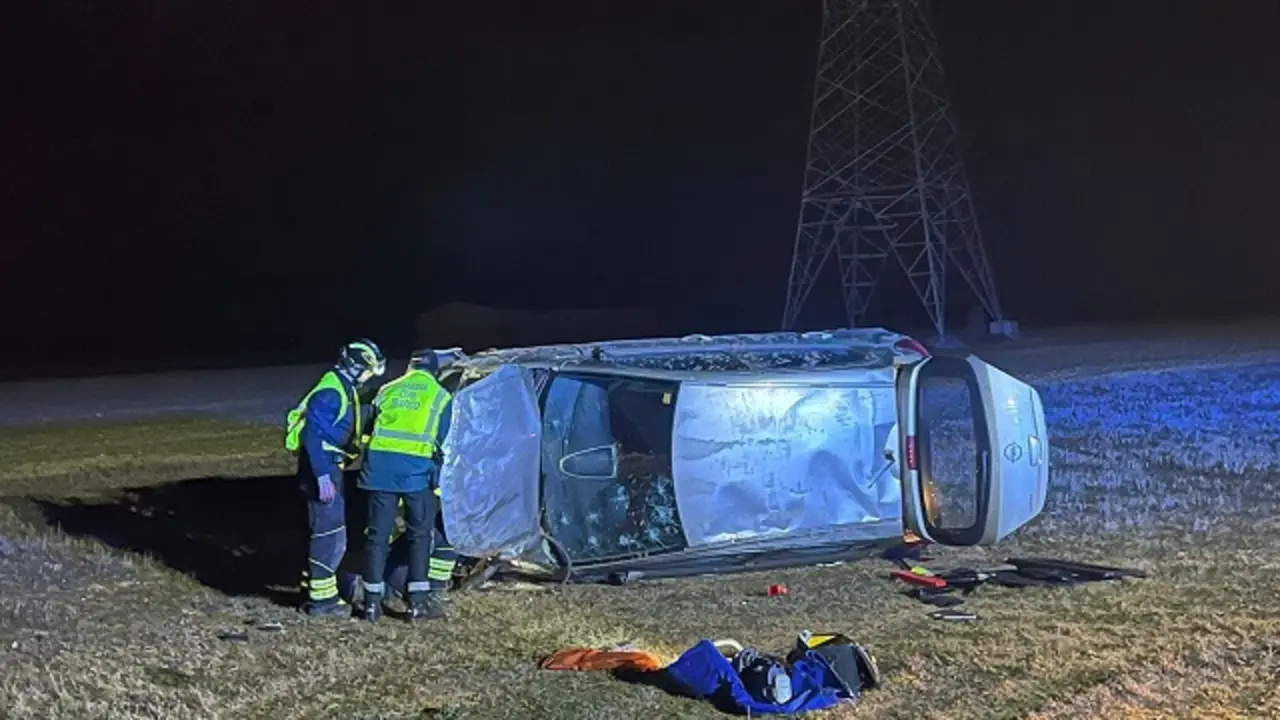Imagen del vuelco entre Cigales y Cabez&oacute;n | Fuente: Bomberos Diputaci&oacute;n de Valladolid