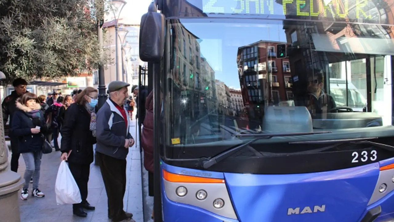 Primer d&iacute;a sin el uso obligatorio de la mascarilla en el transporte p&uacute;blico | Valladolid Plural