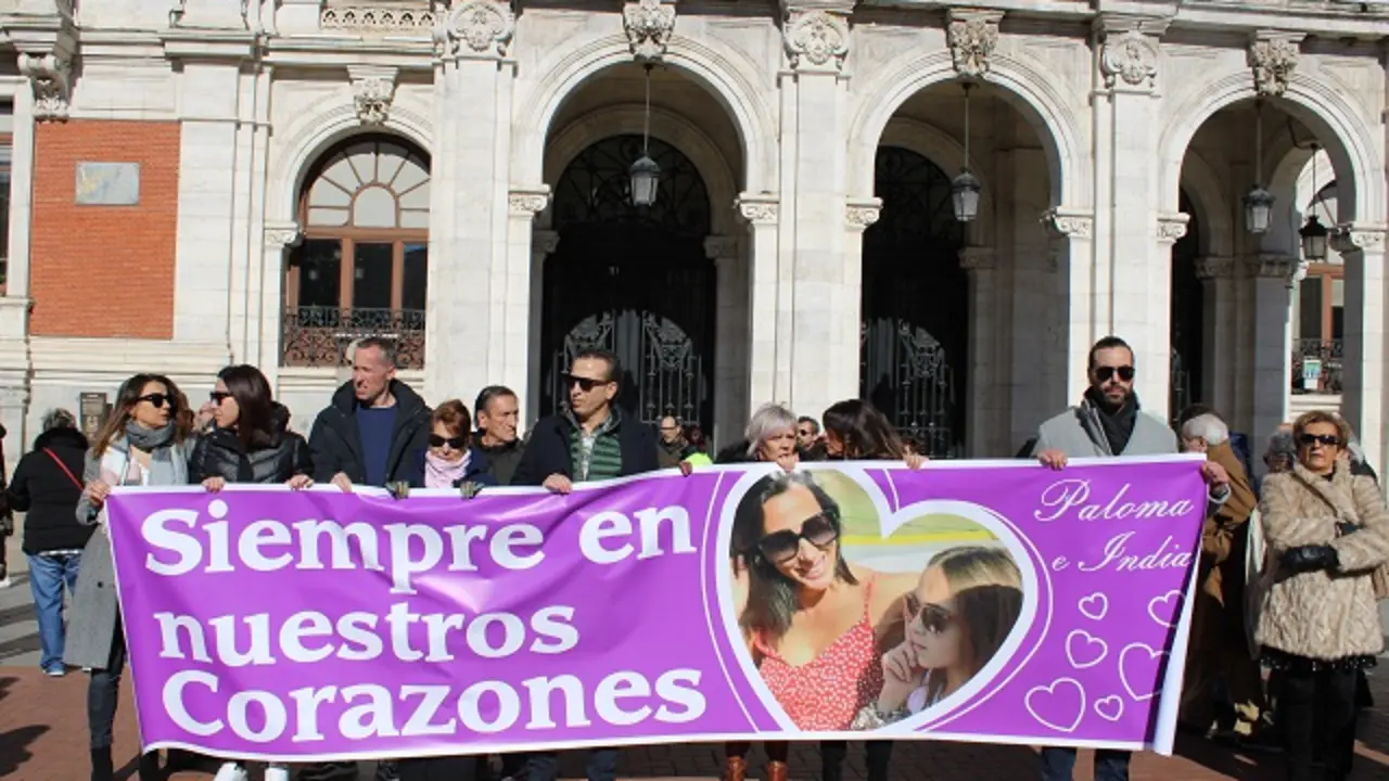 La Plaza Mayor de Valladolid recuerda a Paloma e India, asesinadas por David Maroto | Valladolid Plural