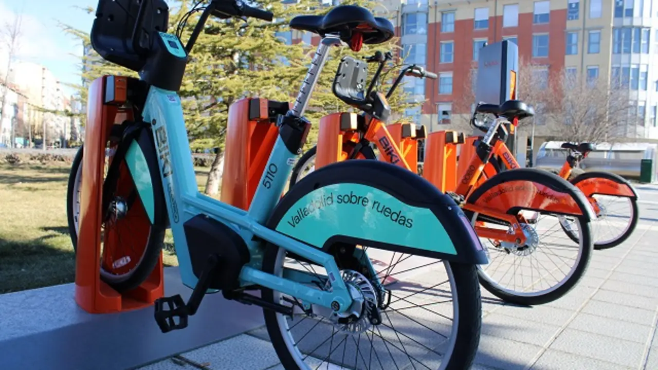 Punto de bicicletas BIKI junto a la estaci&oacute;n de tren Campo Grande | Valladolid Plural