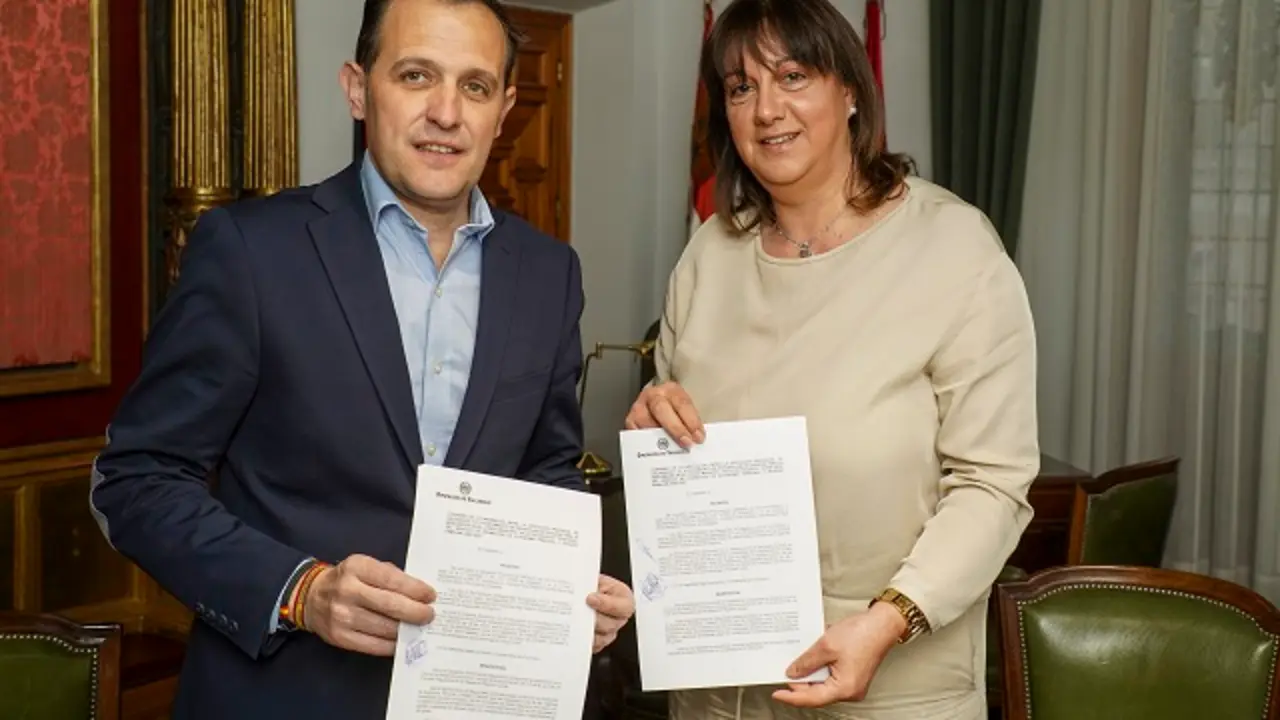 Valladolid. 03/04/2023. El presidente, firma convenio de colaboraci&oacute;n con la alcaldesa de Esguevillas de Esgueva, Rosa Ana Alba Velasco. FOTO/DPV/Miguel &Aacute;ngel Santos