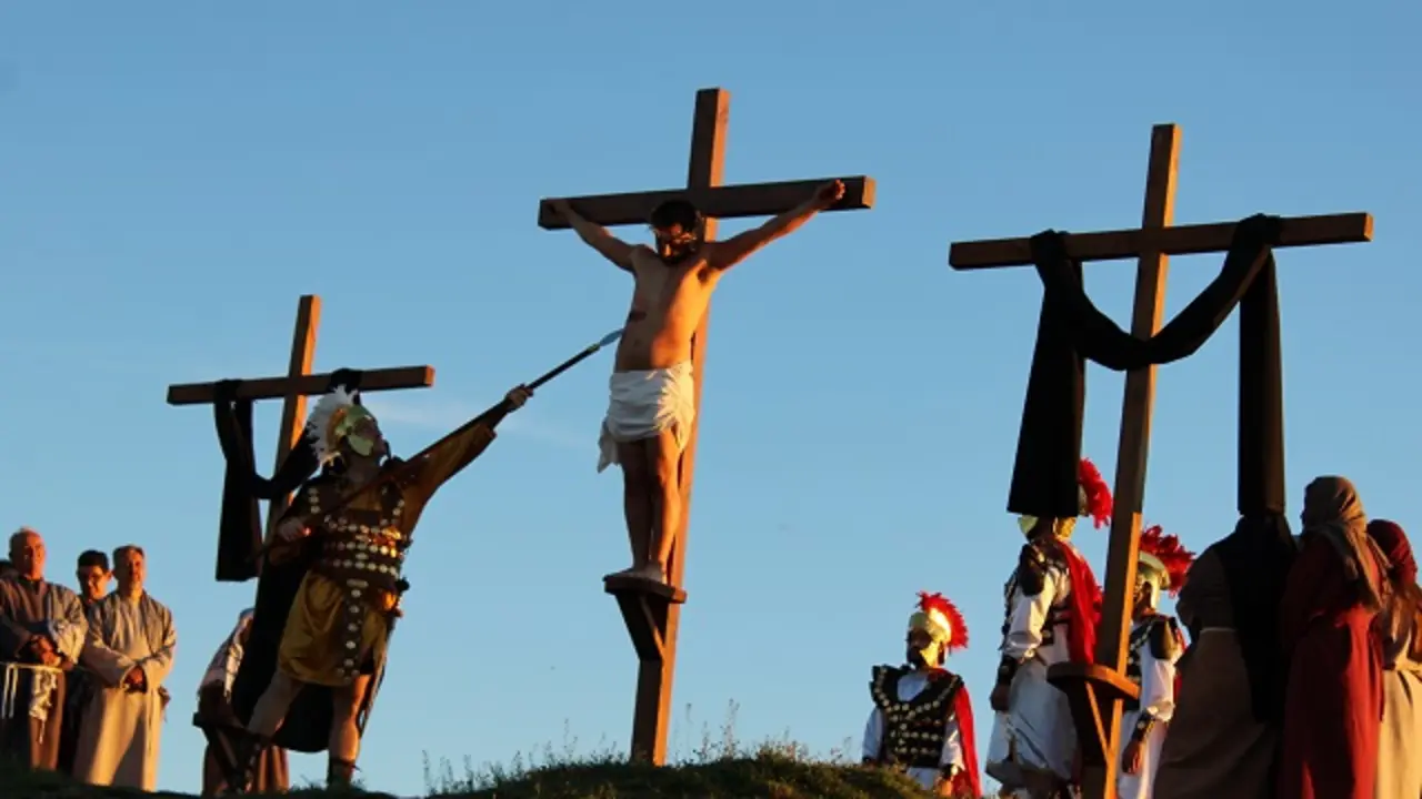 Crucifixi&oacute;n de Cristo en el Viacrucis Juvenil de Fresno el Viejo | Valladolid Plural