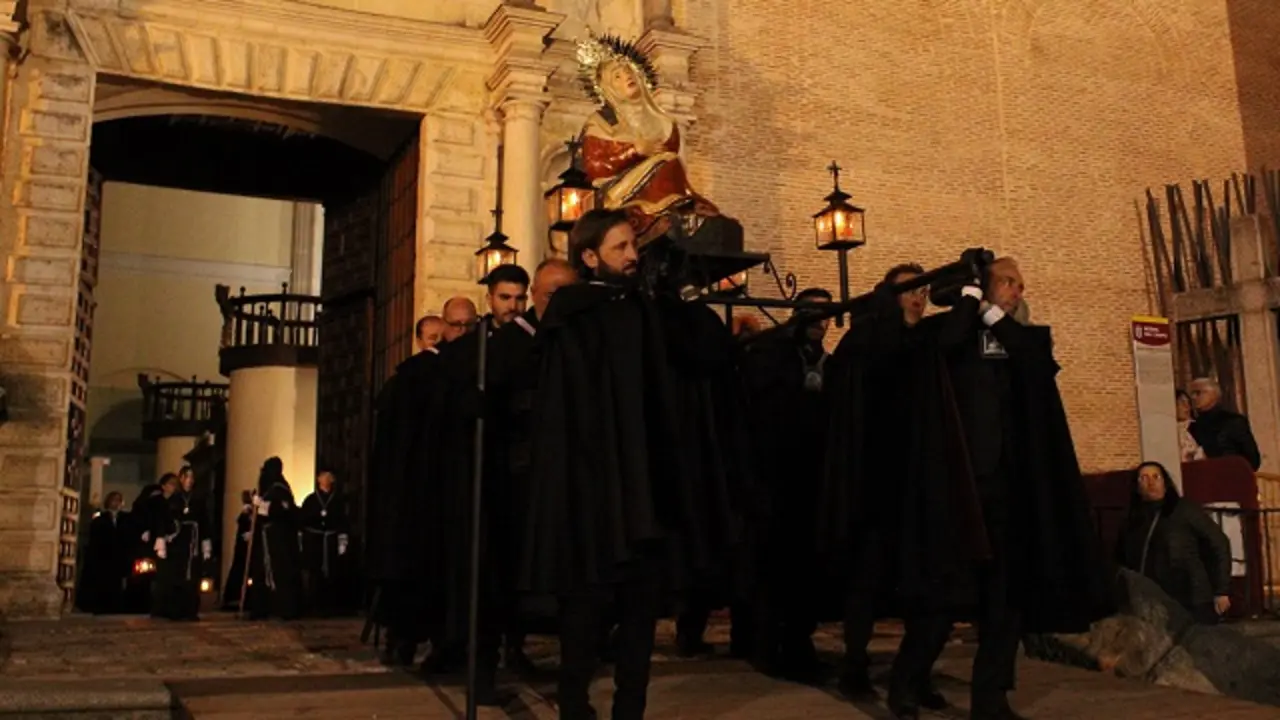 Salida de la procesi&oacute;n de la Vera Cruz en la Plaza Mayor de Medina del Campo | Valladolid Plural