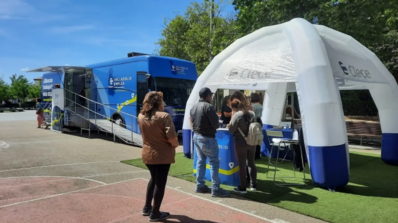 Autob&uacute;s y carpa de Clece instalada en la Plaza Col&oacute;n de Valladolid | Valladolid Plural