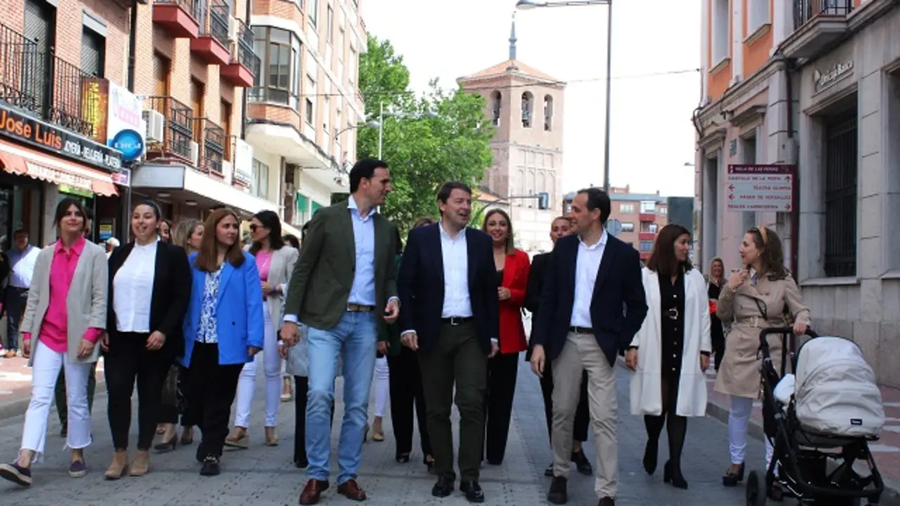 Ma&ntilde;ueco pasea junto a Guzm&aacute;n G&oacute;mez y Conrado &Iacute;scar por el centro de Medina | Valladolid Plural