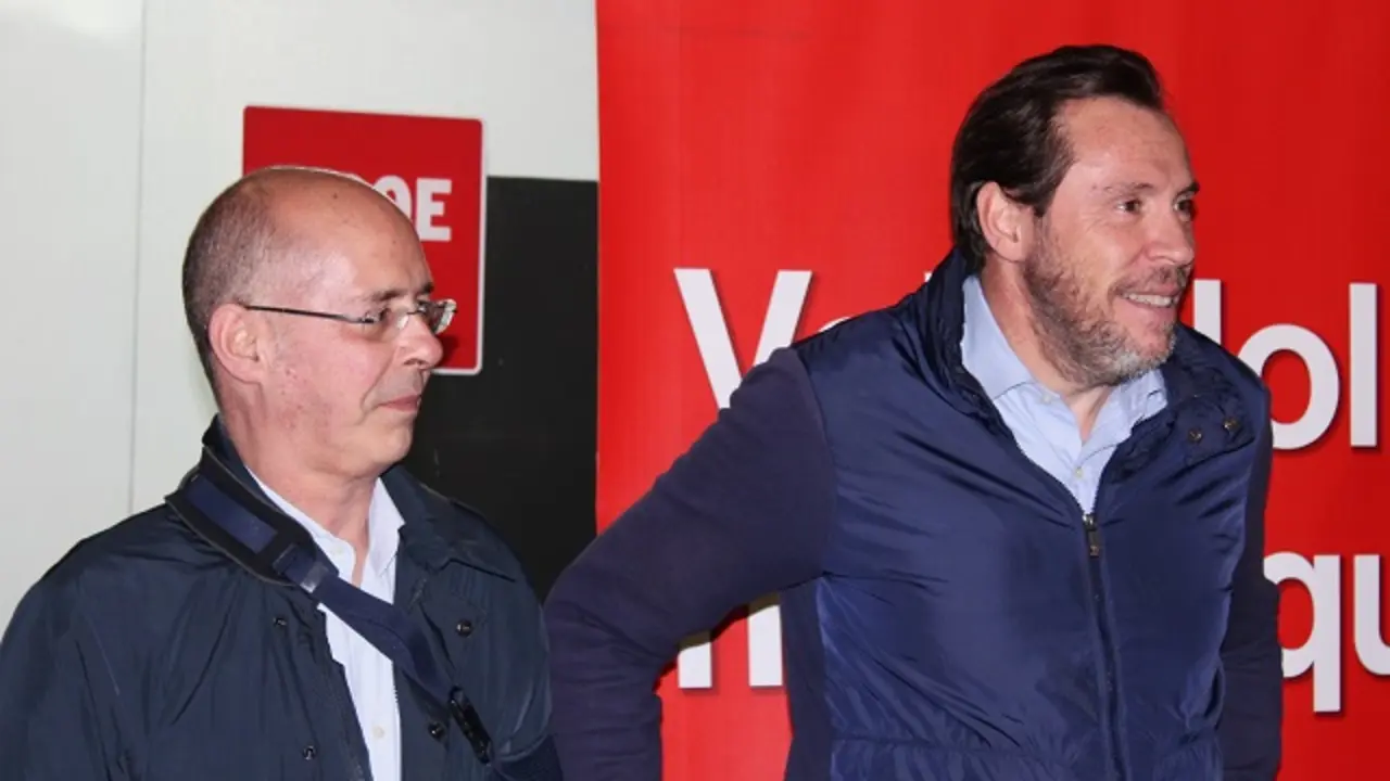 Mart&iacute;n Fern&aacute;ndez Antol&iacute;n y &Oacute;scar Puente, en la pegada de carteles | Valladolid Plural