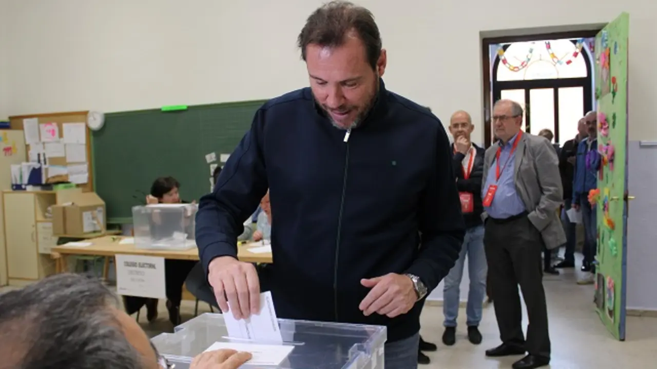 &Oacute;scar Puente vota en el 28-M en el CEIP Ponce de Le&oacute;n | Valladolid Plural