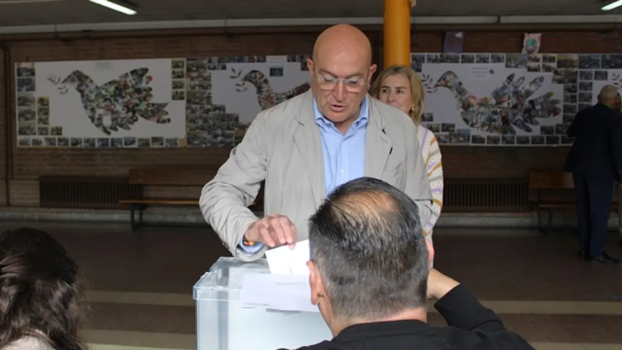 Jes&uacute;s Julio Carnero ejerce su derecho a voto en el IES N&uacute;&ntilde;ez de Arce | Valladolid Plural