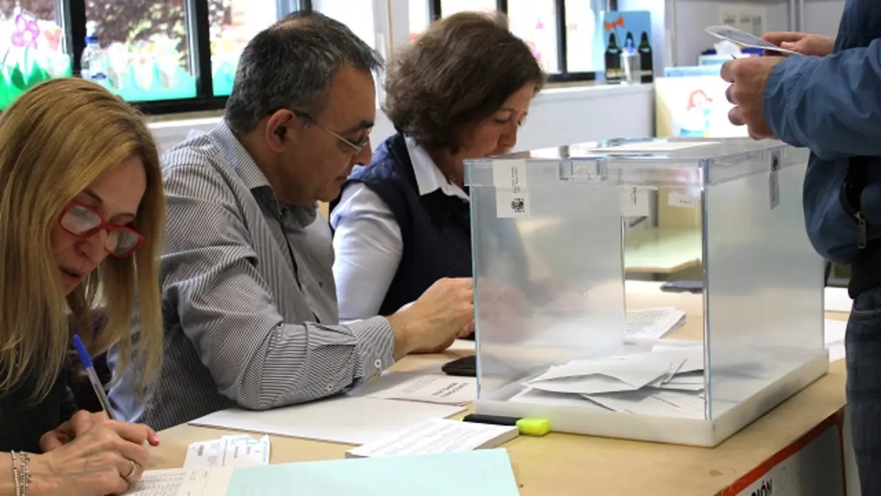 Miembros de una mesa electoral en Valladolid este 28-M | Valladolid Plural