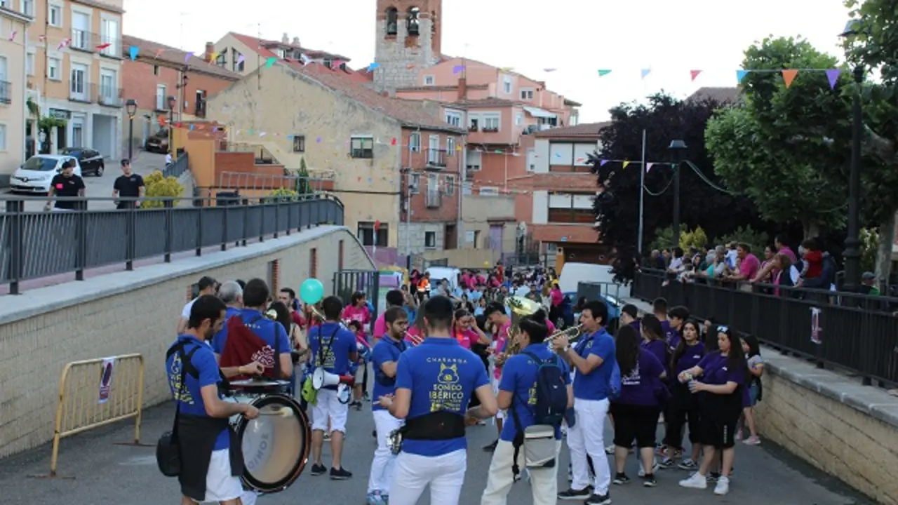 Desfile de pe&ntilde;as y charanga por las calles de Zarat&aacute;n | Valladolid Plural