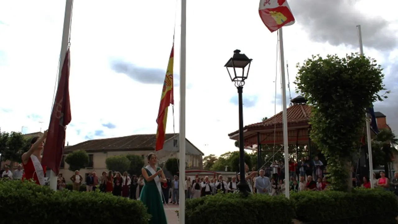 Izado de banderas en las Fiestas de San Antonio de Mojados | Valladolid Plural