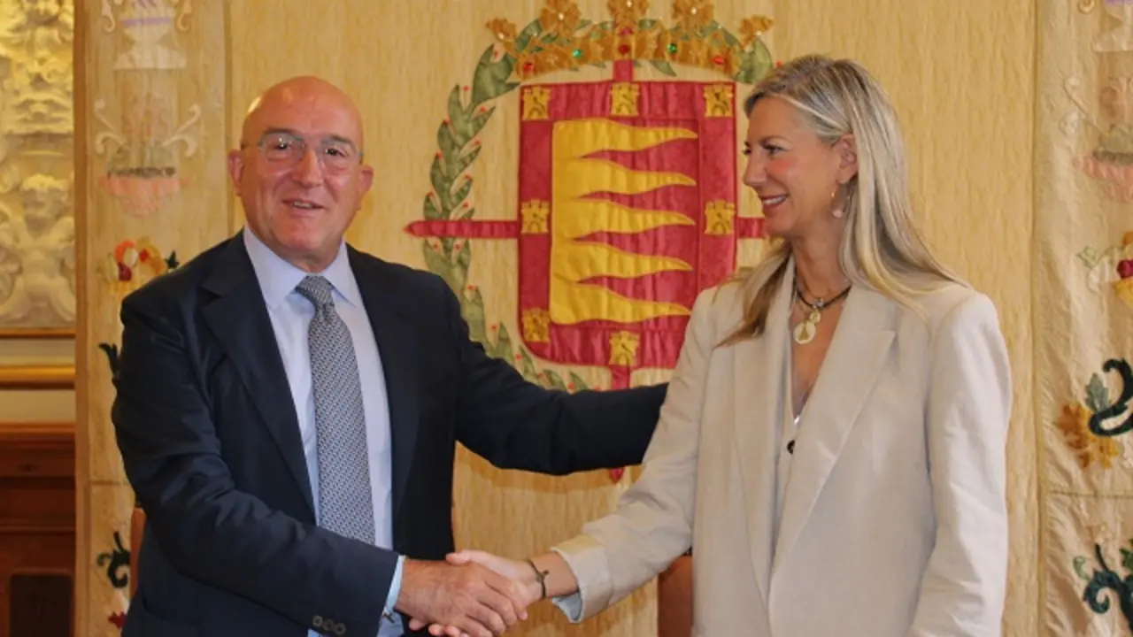 Jes&uacute;s Julio Carnero e Irene Carvajal explican el acuerdo de Gobierno del Ayuntamiento | Valladolid Plural