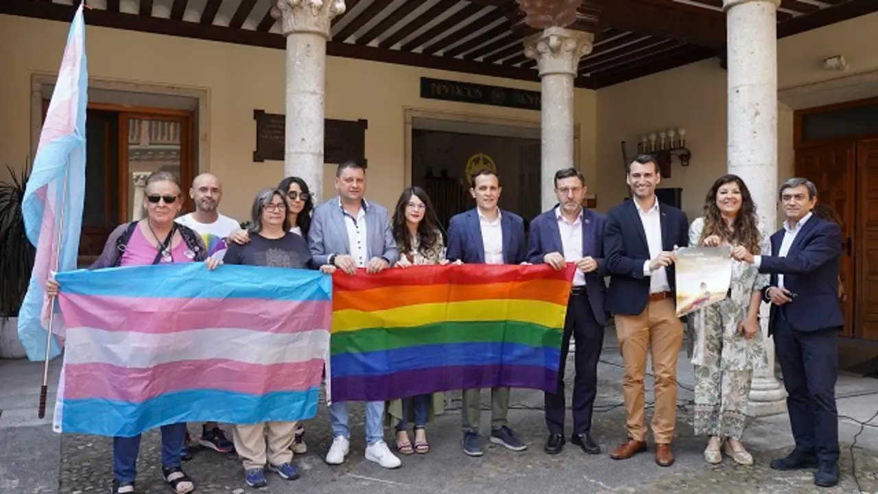 Valladolid. 28/6/2023. La lectura del manifiesto LGTBIAQ+ en el Palacio de Pimentel . FOTO/DPV/Miguel &Aacute;ngel Santoos