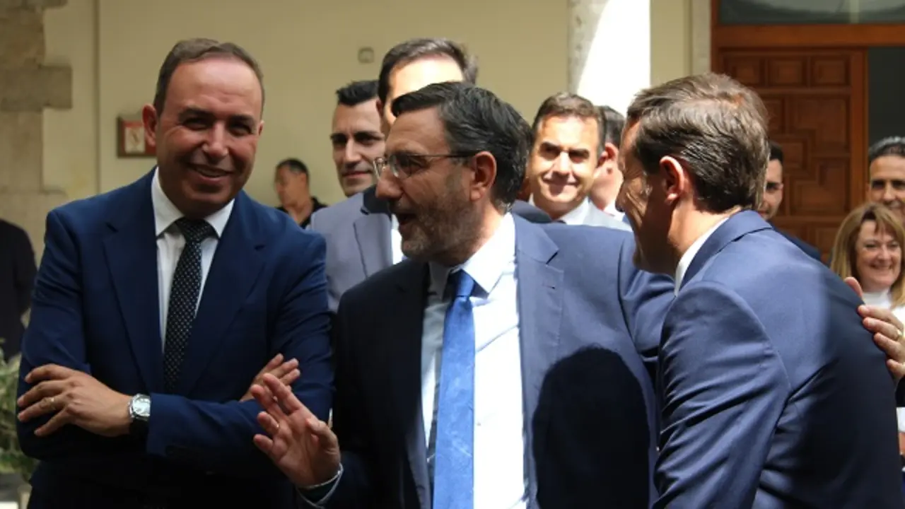 El portavoz del PSOE Francisco Ferreira junto al presidente y vicepresidente de la Diputaci&oacute;n de Valladolid | Valladolid Plural