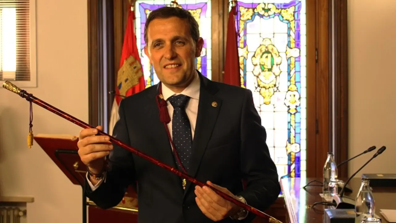 Conrado &Iacute;scar, con el bast&oacute;n de mando de la Diputaci&oacute;n de Valladolid | Valladolid Plural