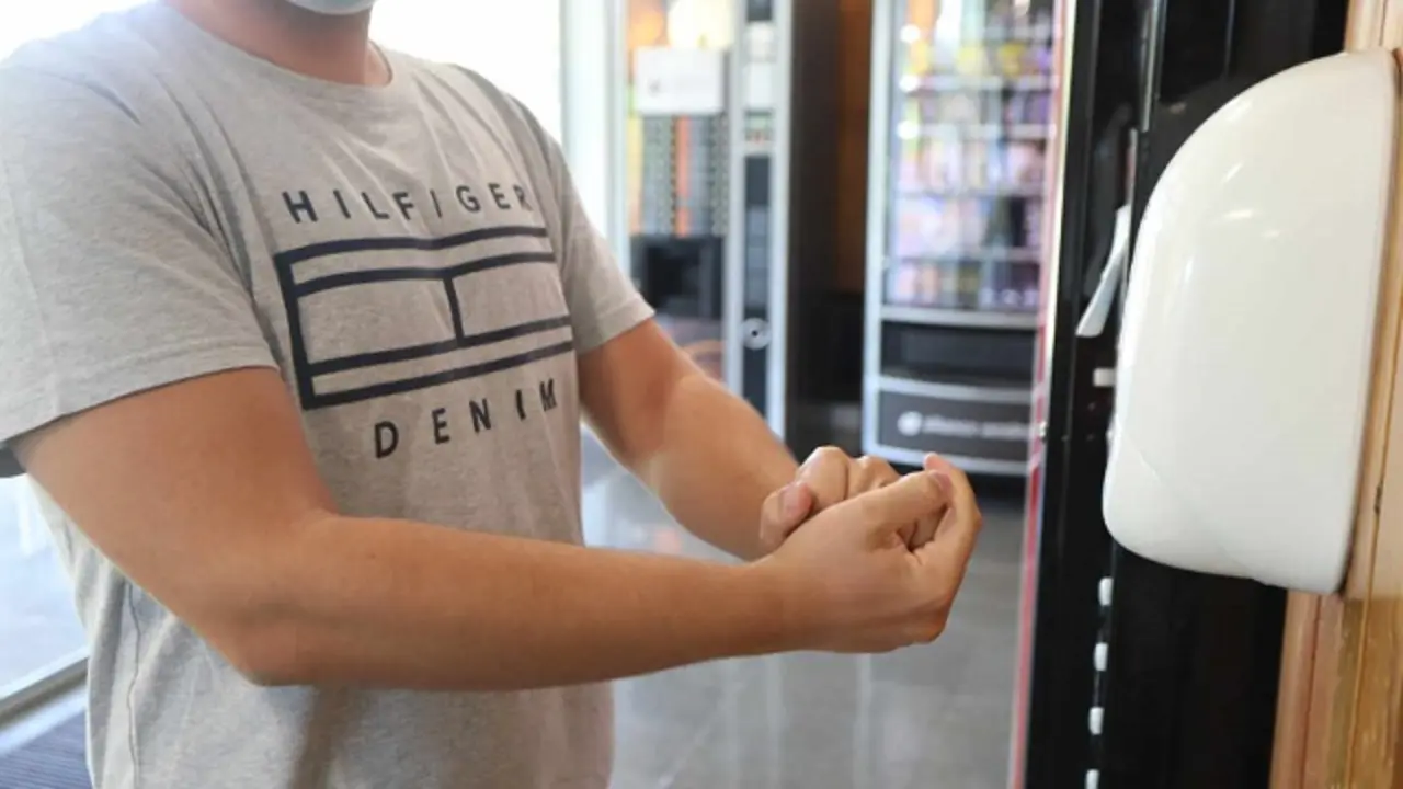 Un colegial del Colegio Mayor Aquinas se echa gel desinfectante en las manos en un dispensador colocado en las instalaciones del colegio, en Madrid, (Espa&ntilde;a), a 10 de septiembre de 2020. El centro, que cuenta con 165 colegiales, ha seguido la Gu&iacute;a &ldquo;Recomendaciones para el desarrollo de la actividad en los Colegios Mayores Universitarios&rdquo; que establece medidas para el actual escenario de pandemia. Entre ellas destacan la limitaci&oacute;n de aforos, reforzamiento de la limpieza, turnos en el comedor, dispensadores de soluci&oacute;n hidroalcoh&oacute;lica para la higiene de manos en varias zonas o carteler&iacute;a informativa.
10 SEPTIEMBRE 2020;COLEGIO MAYOR;AQUINAS;COVID19;CORONAVIRUS;MEDIDAS
Marta Fern&aacute;ndez / Europa Press
  (Foto de ARCHIVO)
10/9/2020