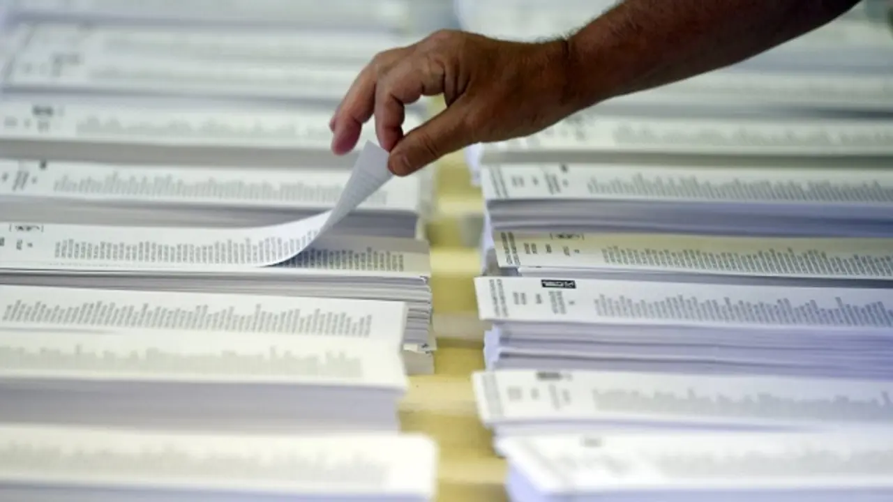 A man picks up his ballot before voting in Catalonia's regional parliamentary election in Barcelona, Spain, September 27, 2015. Separatists parties are expected to win control of Catalonia's parliament in an election on Sunday, setting the region on course for a unilateral declaration of independence from Spain, which the central government says is imposible. REUTERS/Sergio Perez