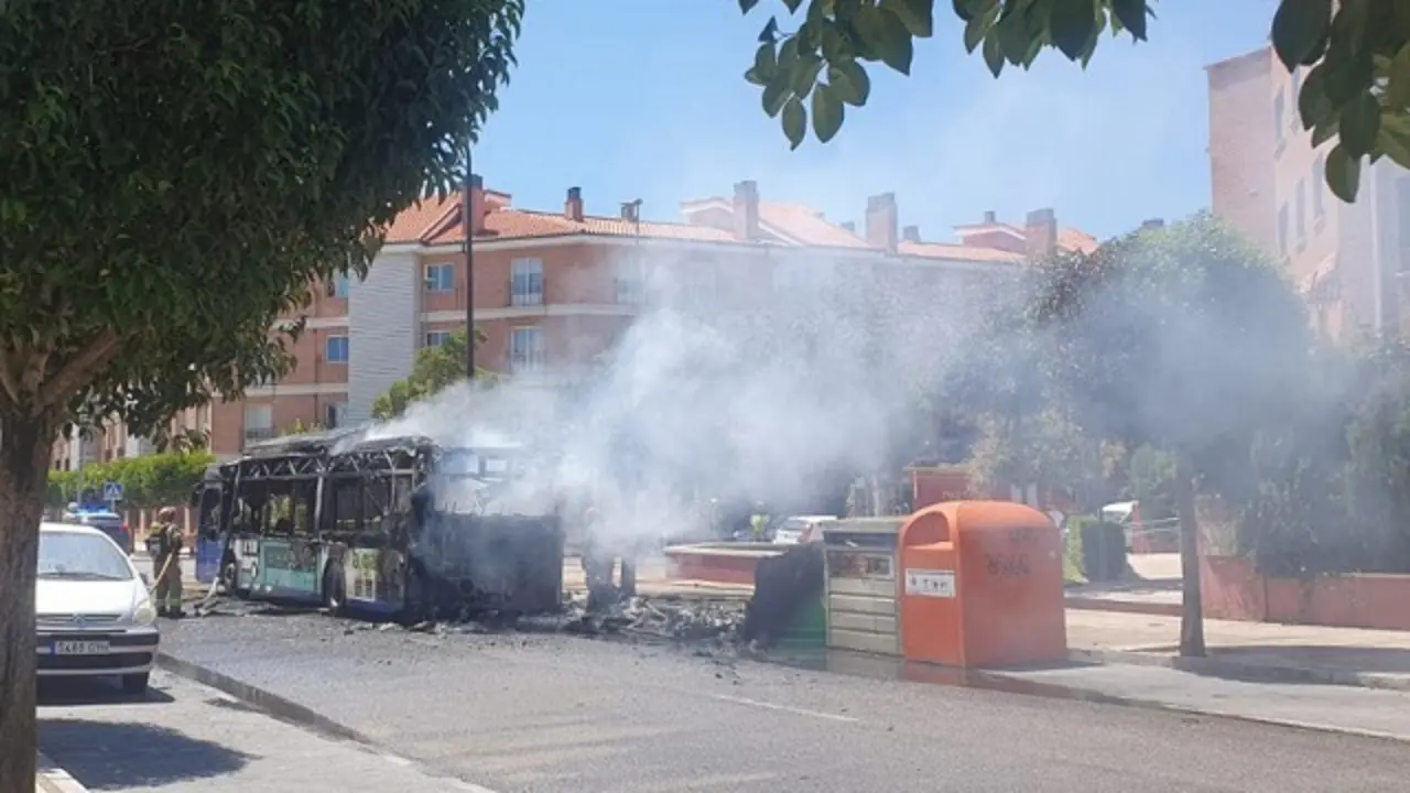Incendio del autob&uacute;s en Covaresa | Fuente: Auvasa