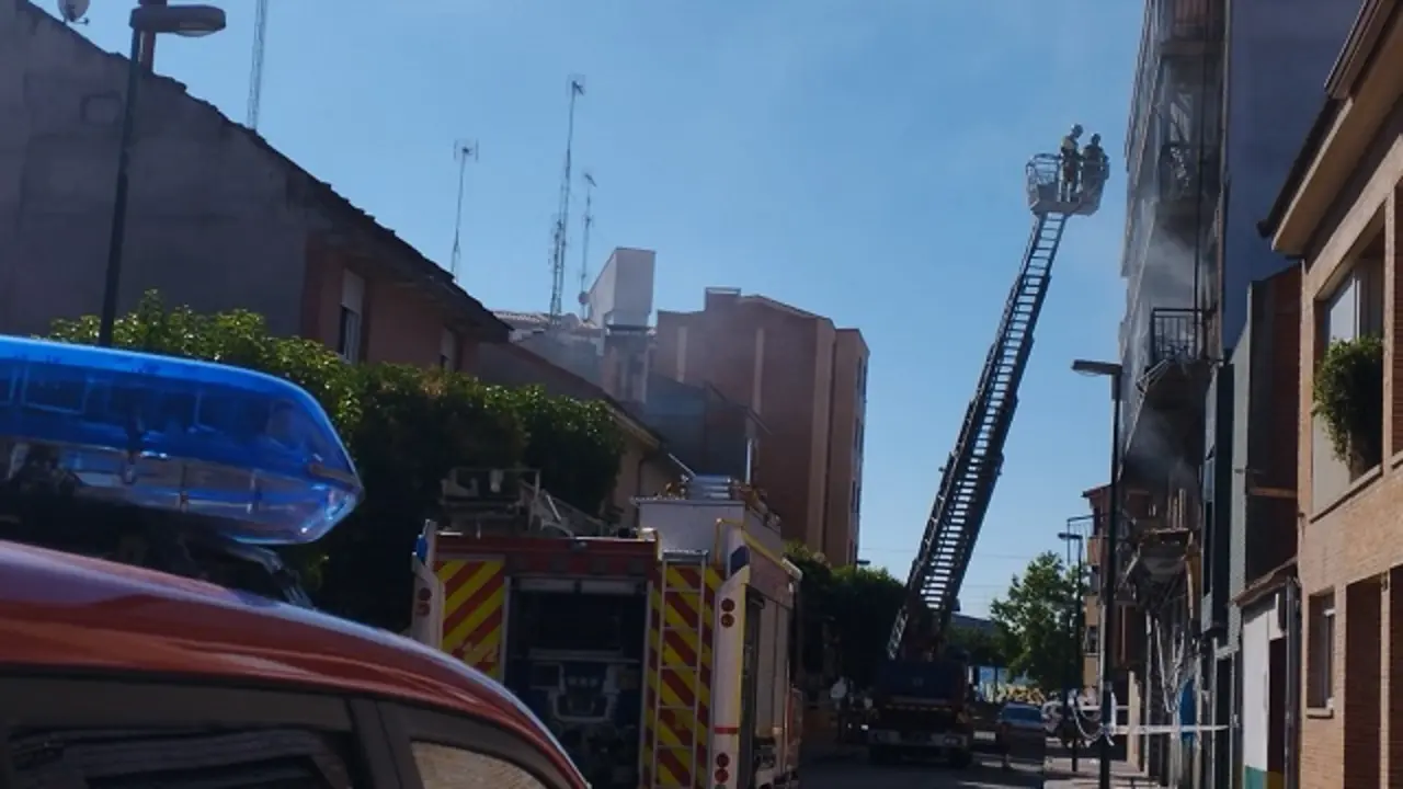 Los Bomberos trabajan en el lugar de la explosi&oacute;n en la calle Goya | Valladolid Plural