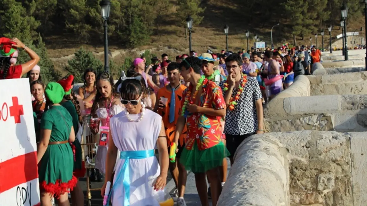 Desfile de peñas por el puente de Cabezón de Pisuerga | Valladolid Plural