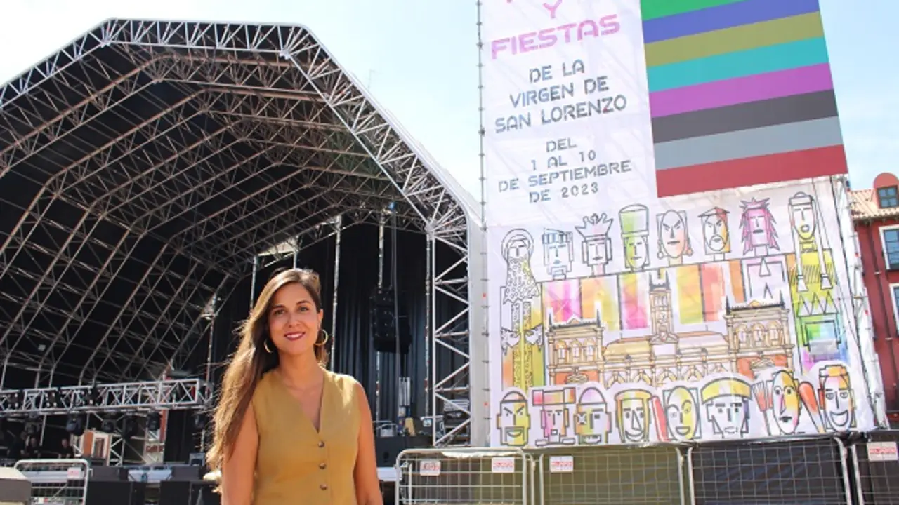 La concejala de Turismo, Blanca Jim&eacute;nez, junto al escenario de la Plaza Mayor | Valladolid Plural