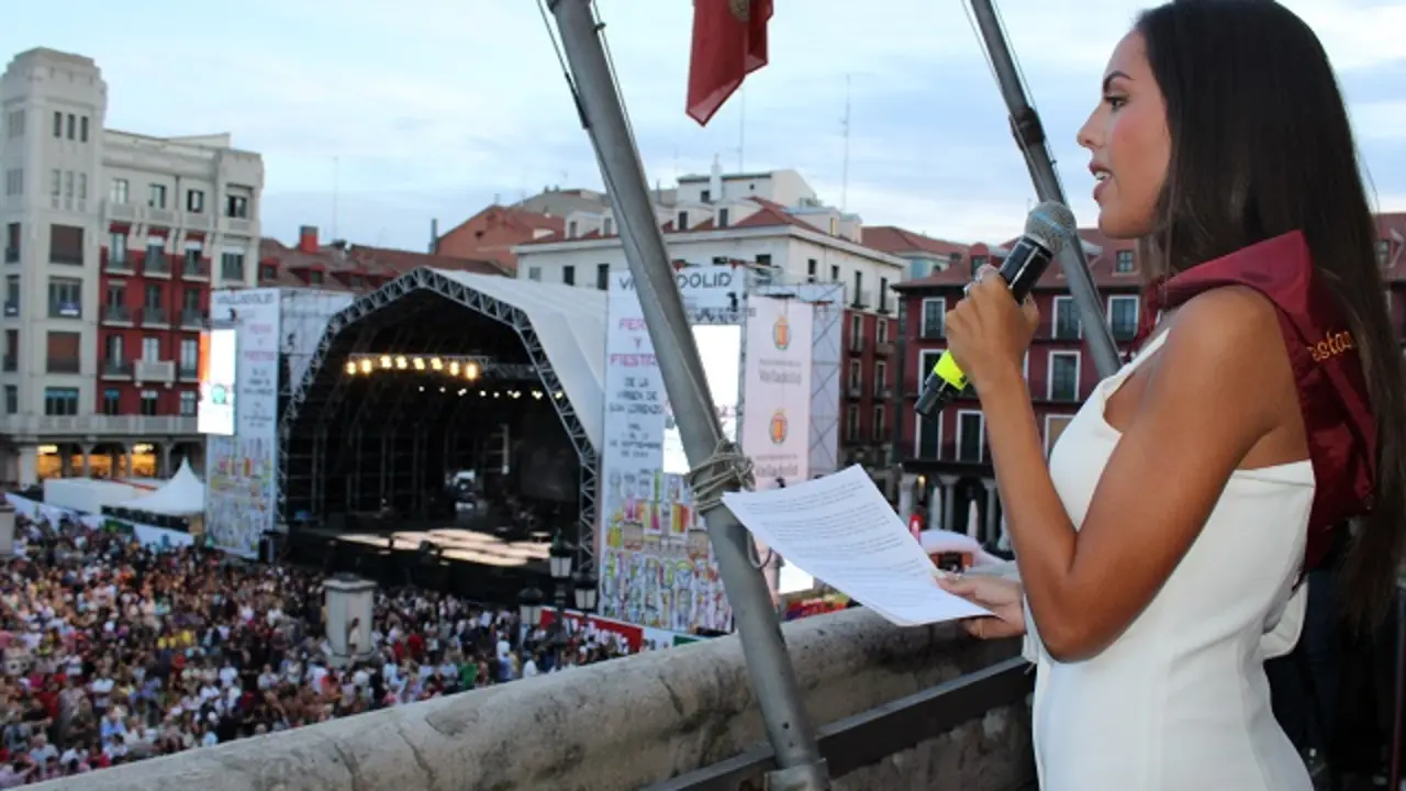 Alba Oliveros, durante el preg&oacute;n de las Fiestas de Valladolid 2023 | Valladolid Plural