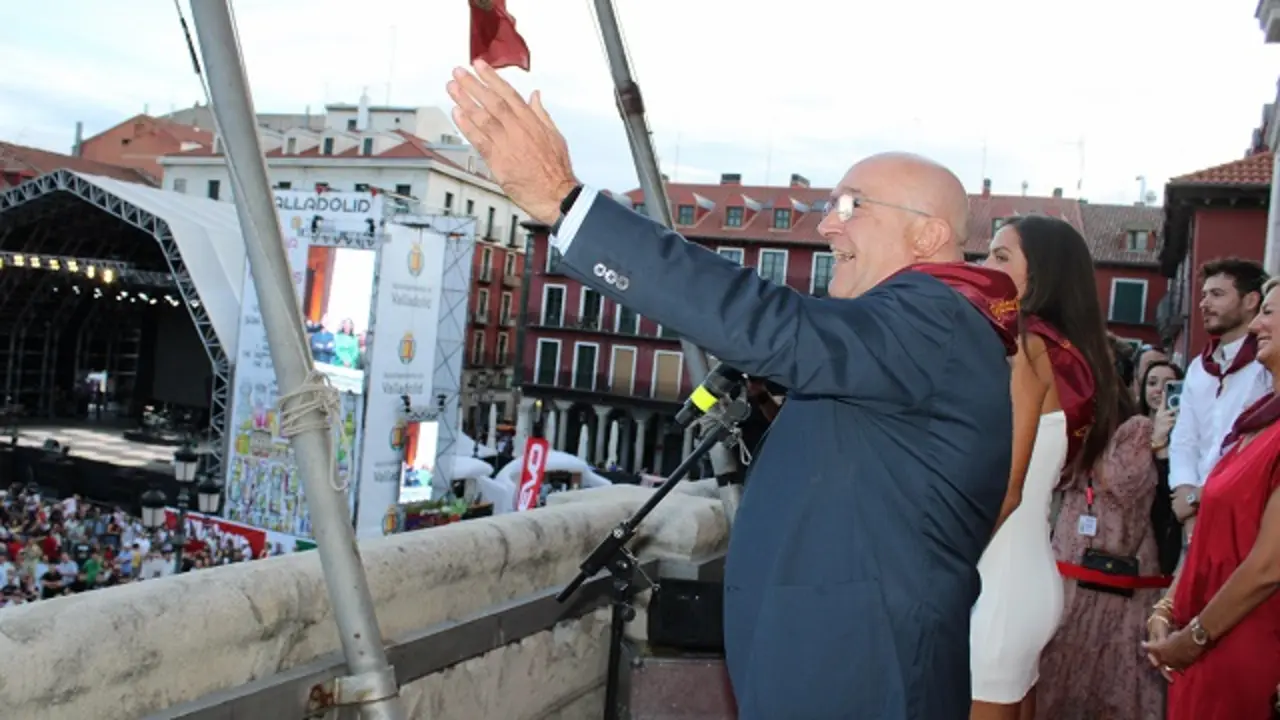 El alcalde Jesús Julio Carnero durante el saluda de las Fiestas 2023 | Valladolid Plural