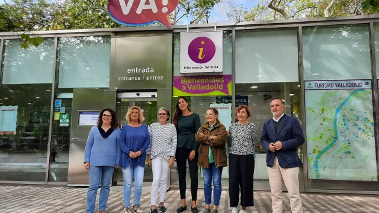 La concejala Blanca Jim&eacute;nez con los trabajadores de la Oficina de Turismo | Valladolid Plural