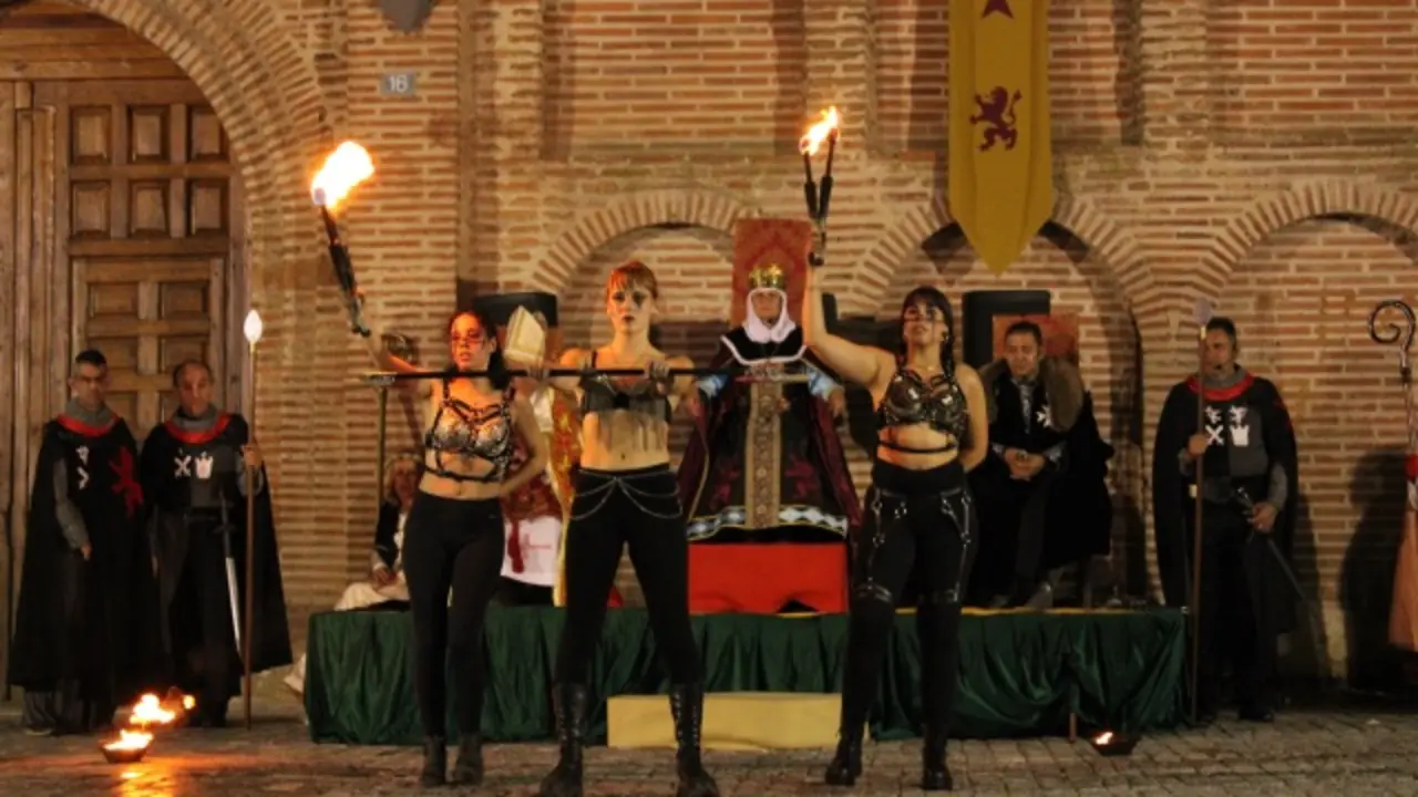 Espectáculo de fuego durante la Donación de la Villa de Fresno el Viejo | Valladolid Plural