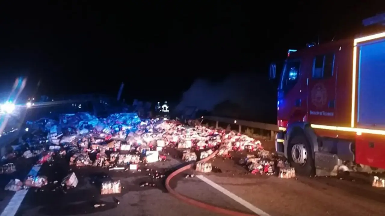 Siniestro entre dos camiones en la A-6 | Fuente: Bomberos Diputaci&oacute;n Valladolid