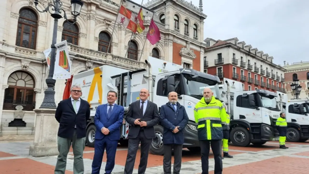 Presentaci&oacute;n de cuatro nuevos camiones del Servicio de Limpieza | Valladolid Plural