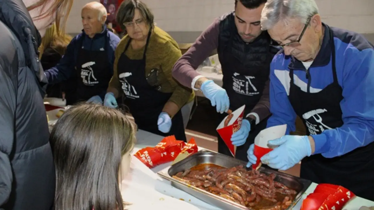 Reparto de salchichas en la tradicional degustaci&oacute;n de Zarat&aacute;n | Valladolid Plural
