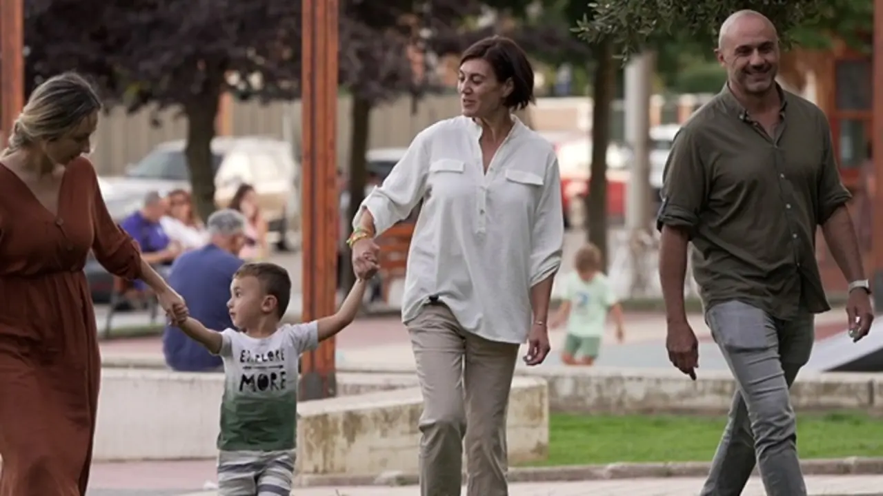 Imagen de Eva Herrero con la familia de Romeo en Arroyo