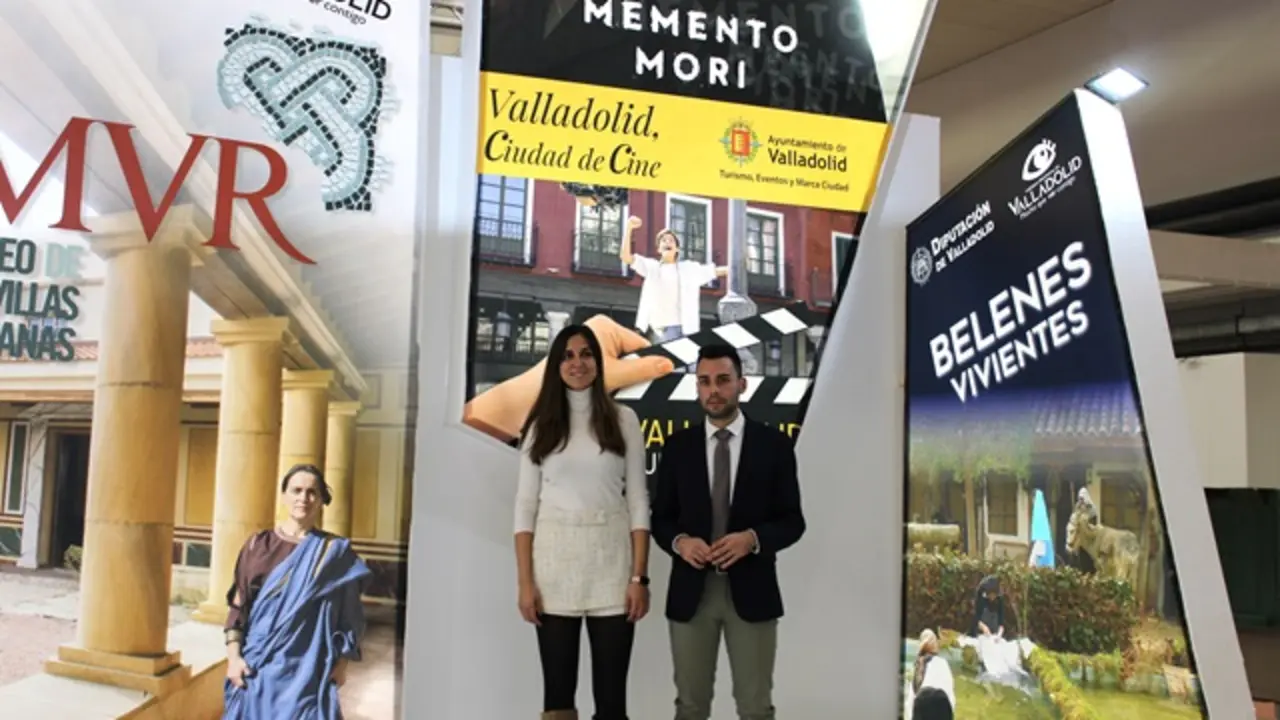 Blanca Jim&eacute;nez y Roberto Migall&oacute;n, en el stand de INTUR 2023 | Valladolid Plural