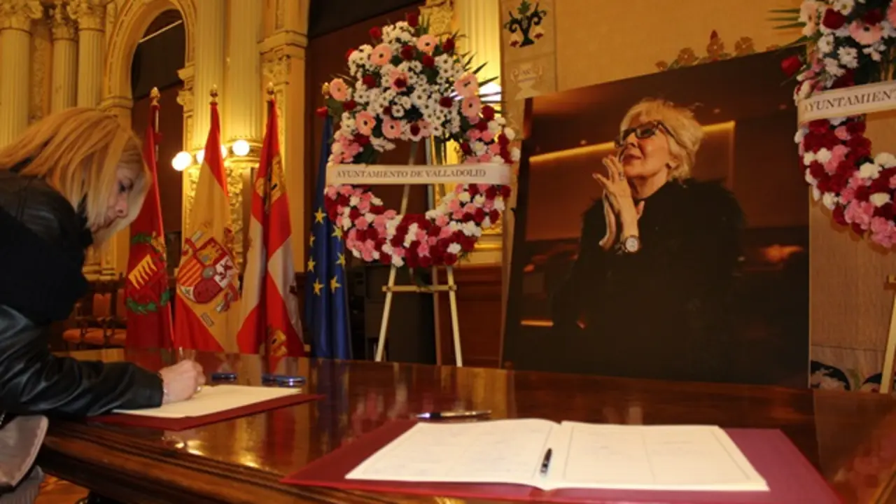 Los vallisoletanos dedican sus despedidas a Concha Velasco en la Casa Consistorial | Valladolid Plural