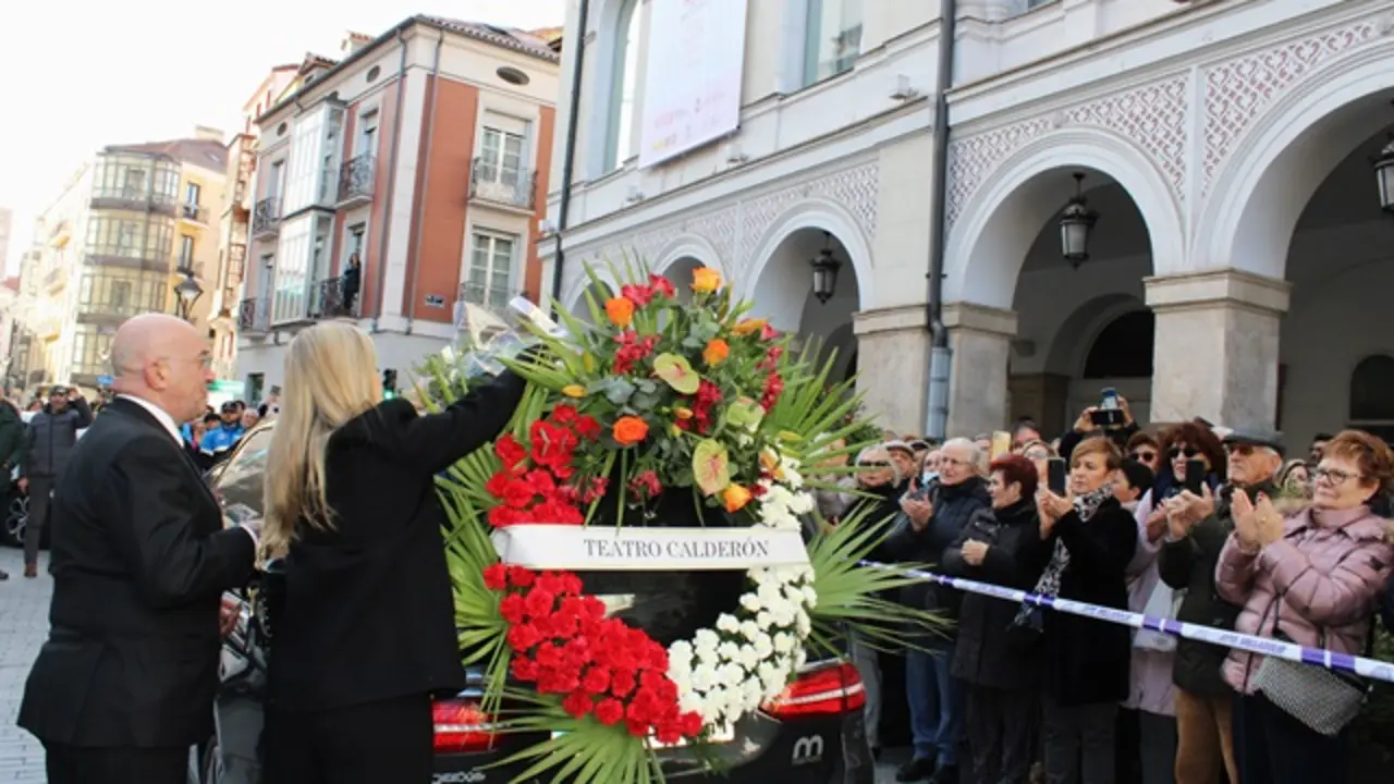 Ofrenda floral a Concha Velasco en el Teatro Calder&oacute;n | Valladolid Plural