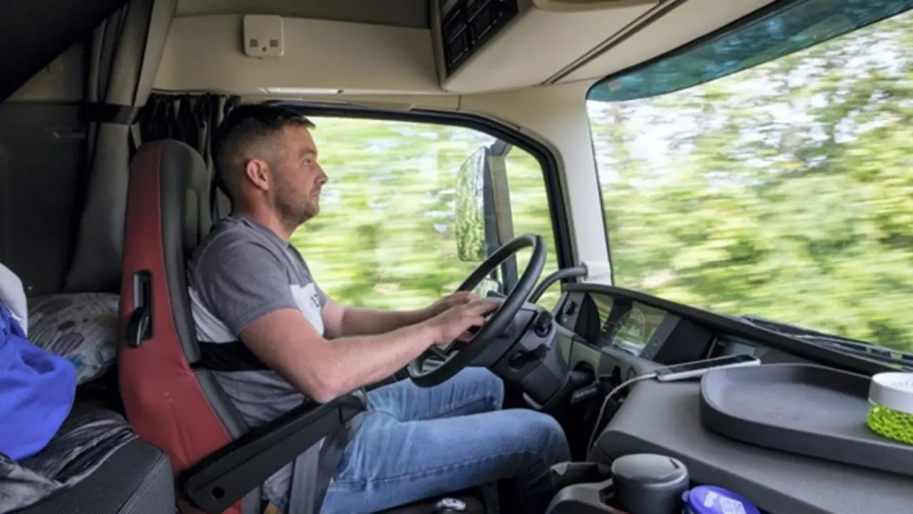 Esteban conduce el cami&oacute;n con 40 toneladas de cobre en la A-12.